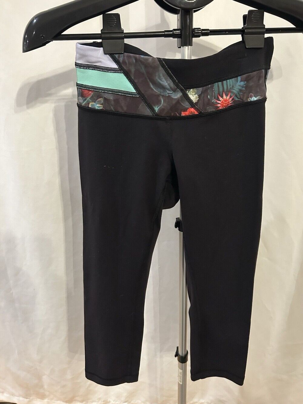 Lululemon Flower Waistband Cropped Leggings Women's size 4